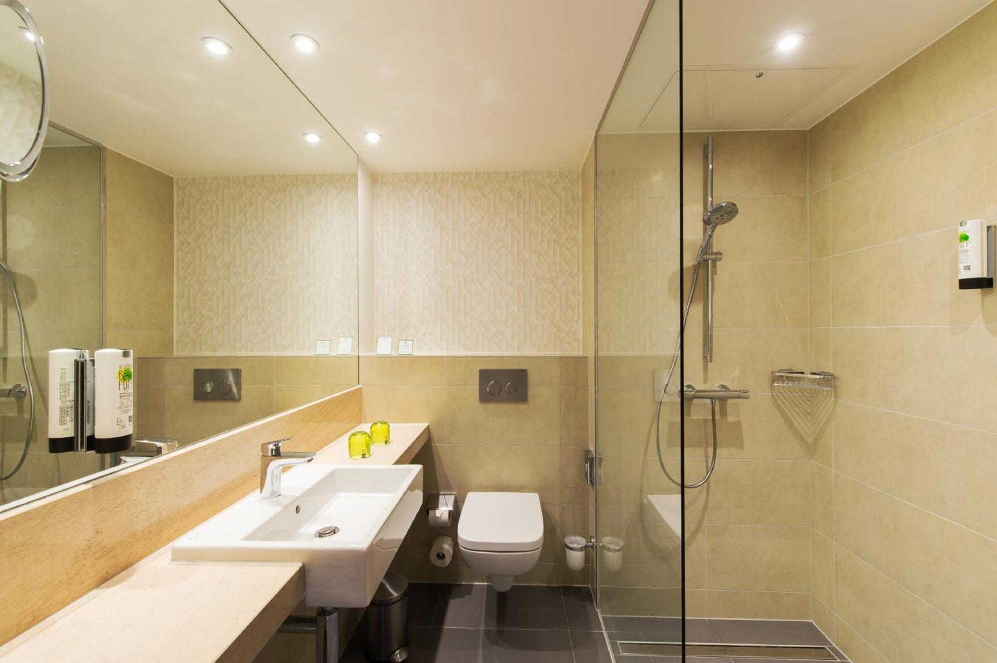 Standard Queen Room