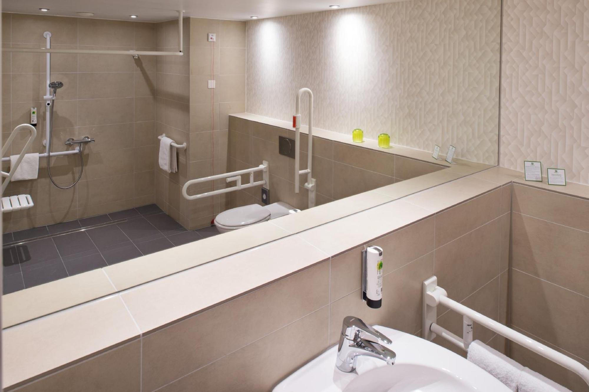 Standard Queen Room Accessible